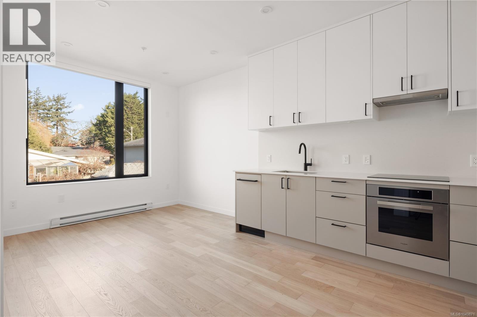 10 907 Redfern St Property Photo 8