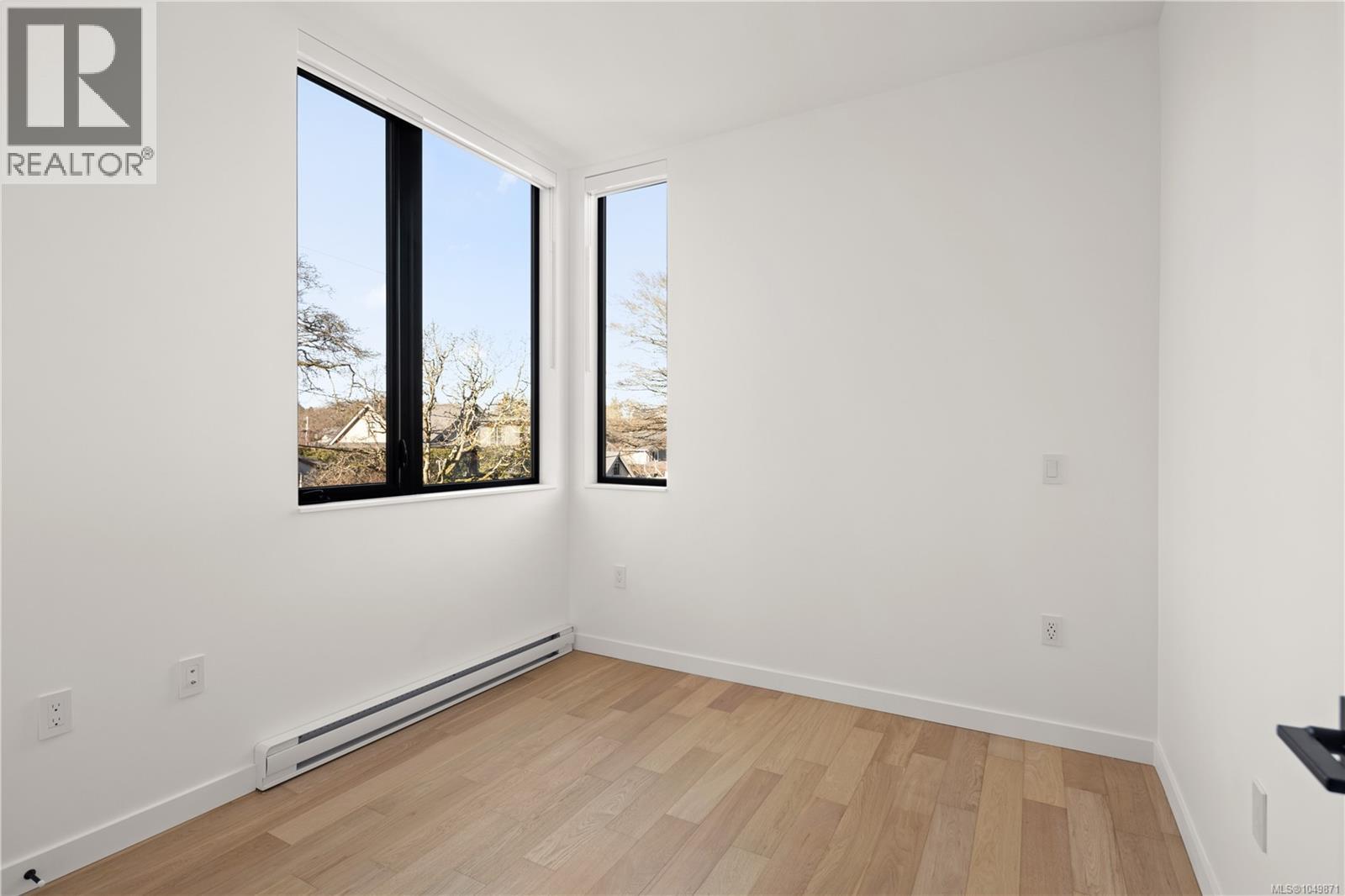 10 907 Redfern St Property Photo 9