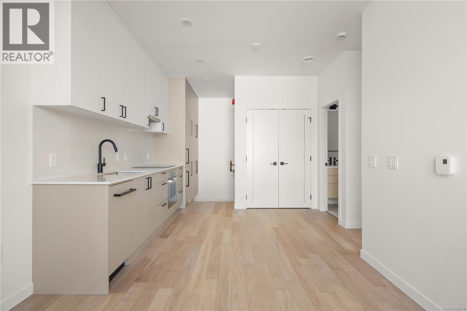 10 907 Redfern St Property Photo 12