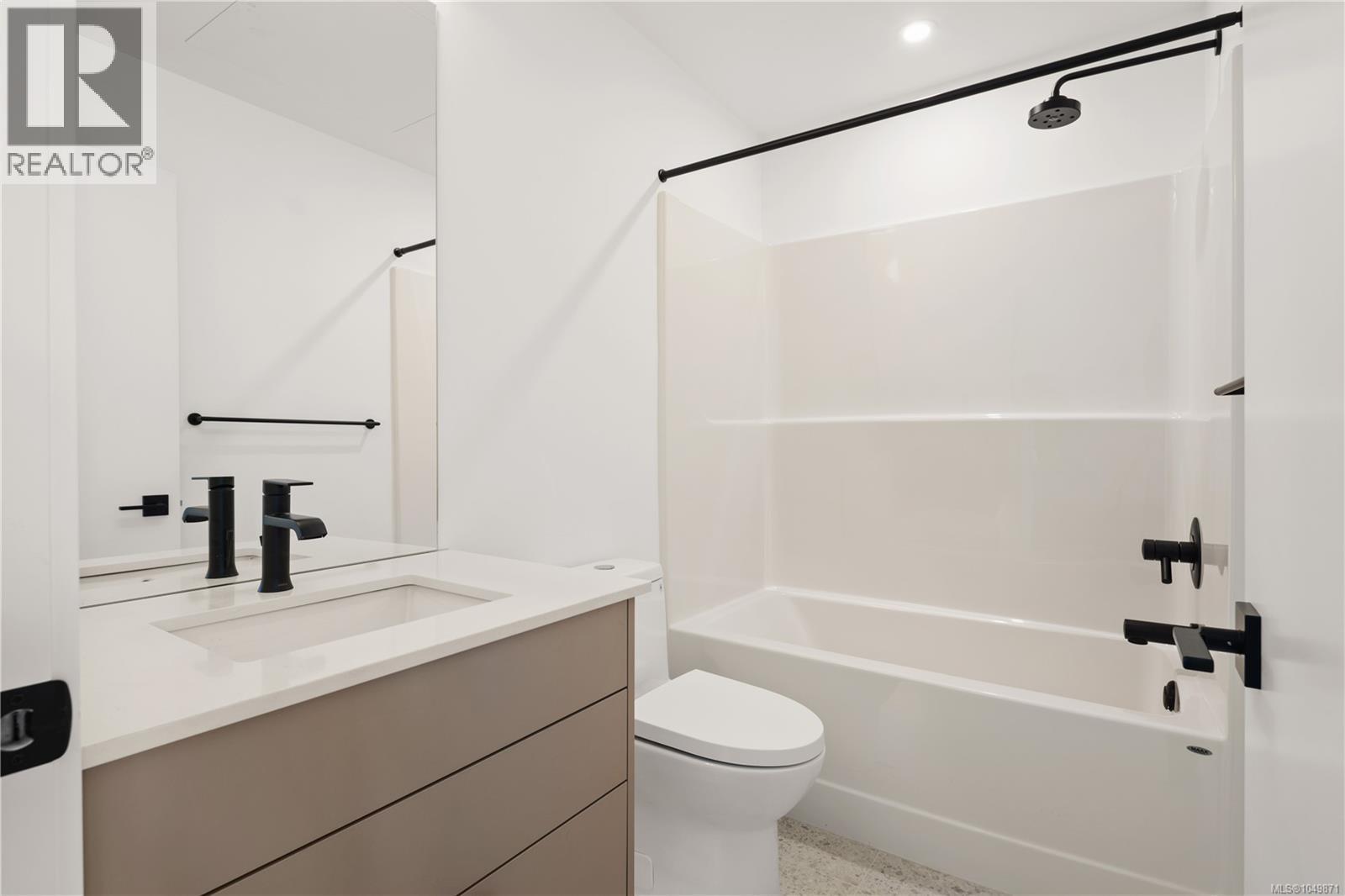 10 907 Redfern St Property Photo 13