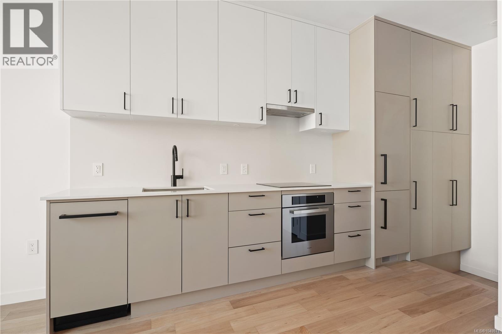 10 907 Redfern St Property Photo 14