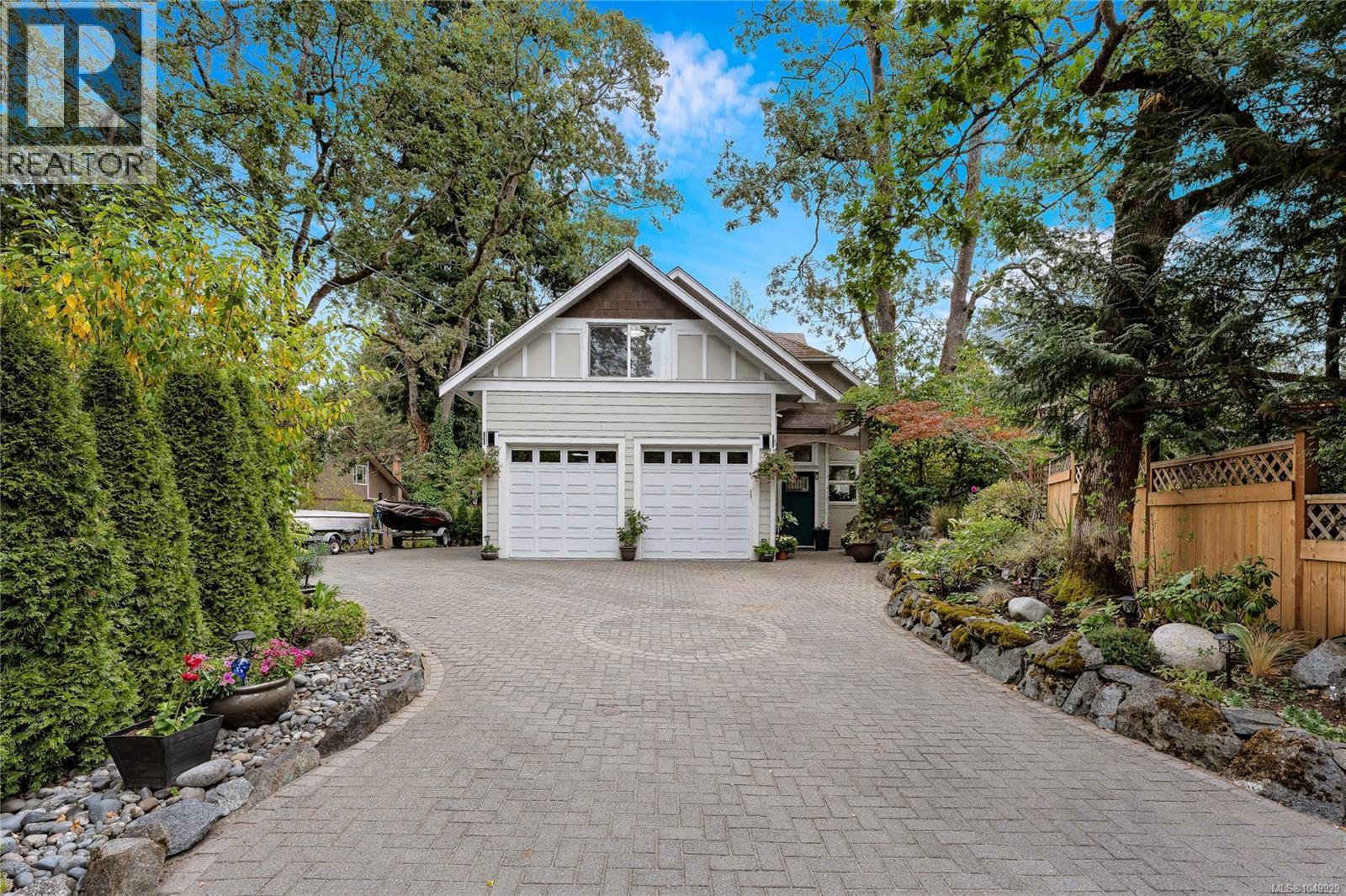 4151 Quadra St Property Photo 2
