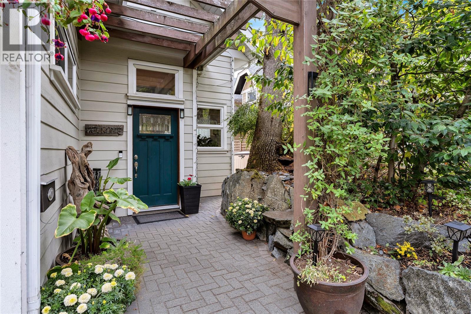 4151 Quadra St Property Photo 3