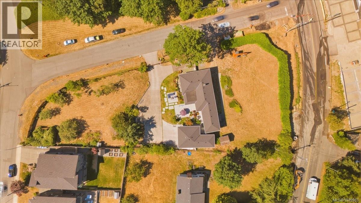 2565 Departure Bay Rd Property Photo 1