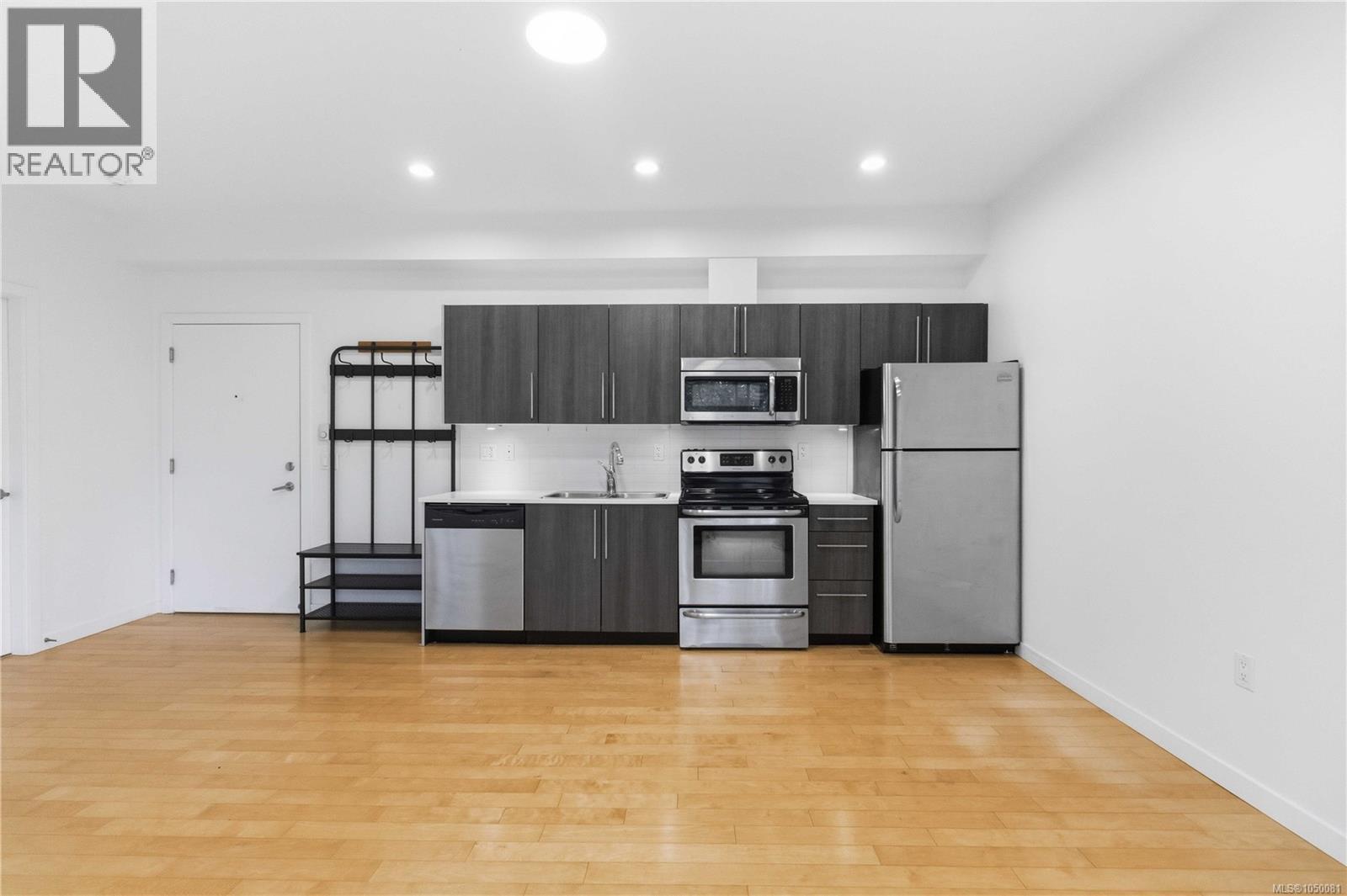 203 4050 Douglas St Property Photo 15