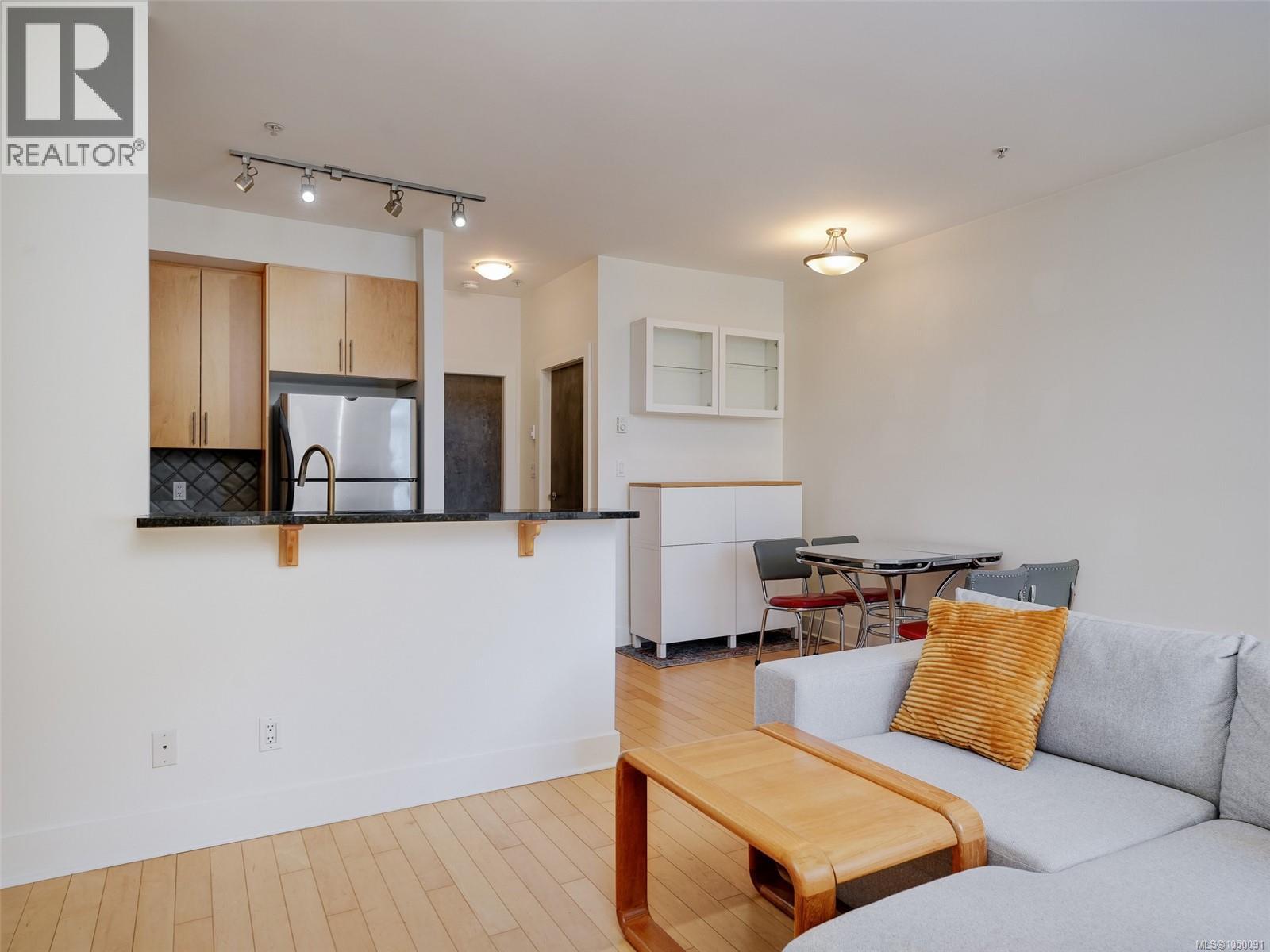 203 1022 Fort St Property Photo 6