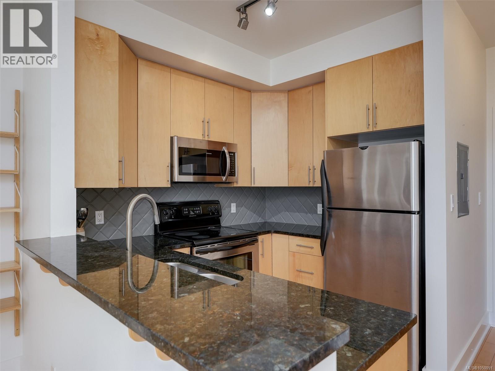 203 1022 Fort St Property Photo 10