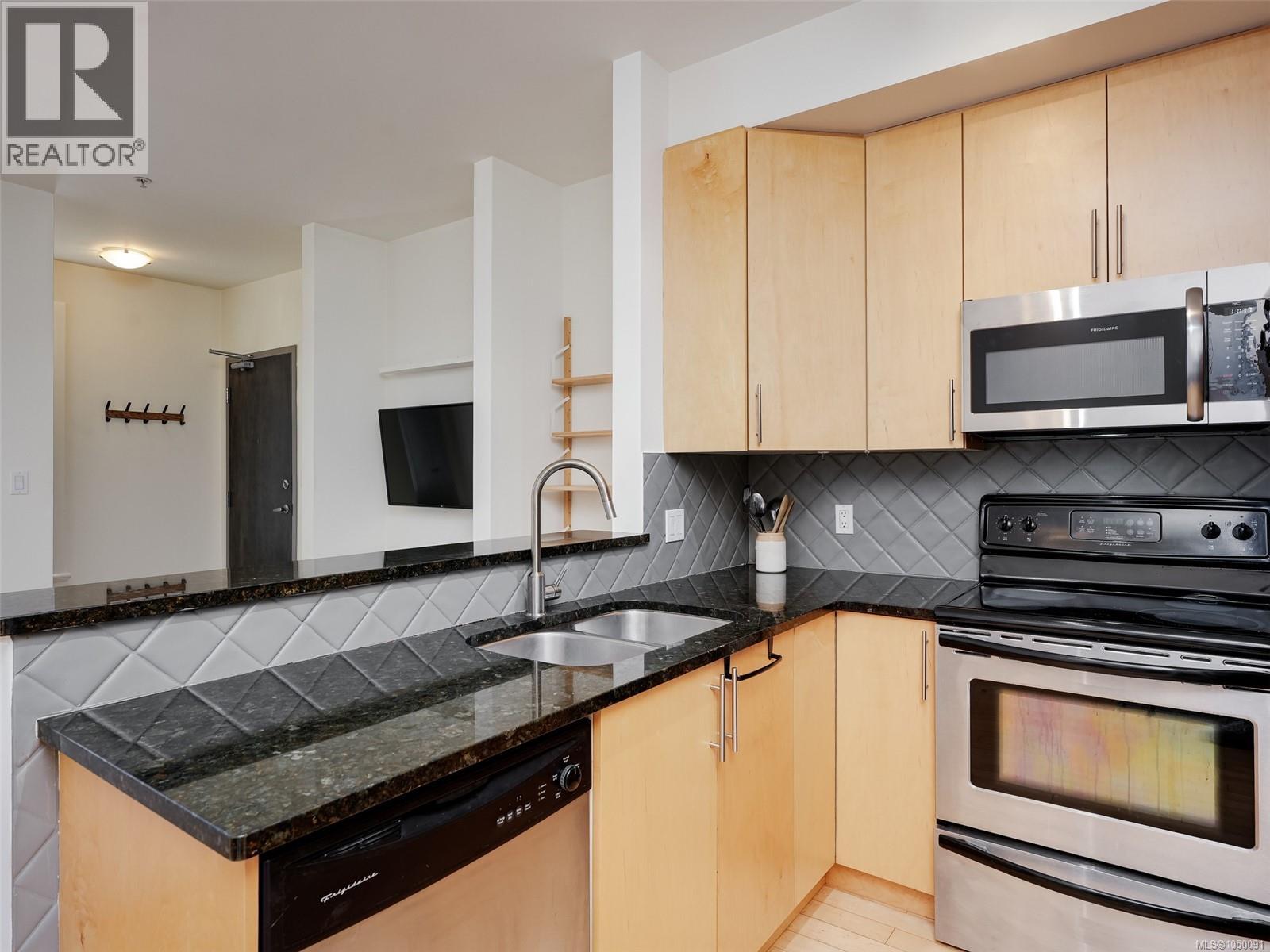 203 1022 Fort St Property Photo 11
