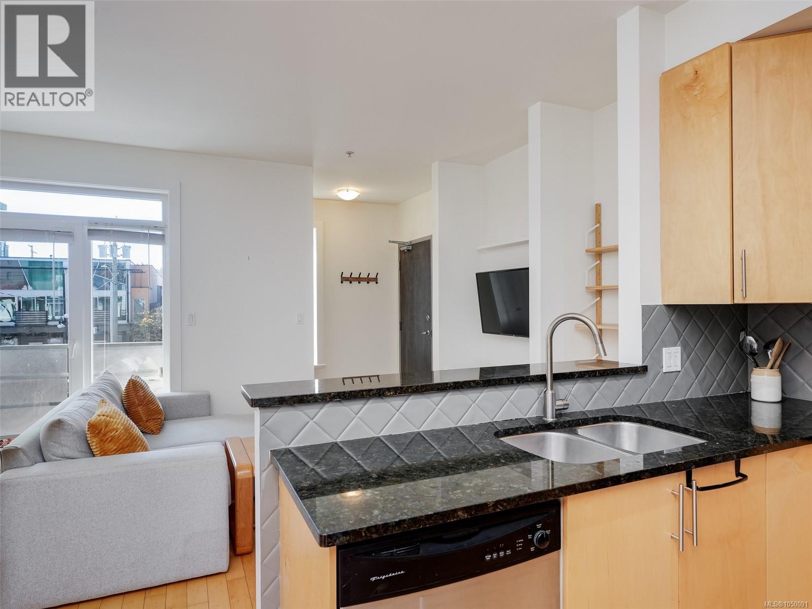 203 1022 Fort St Property Photo 12
