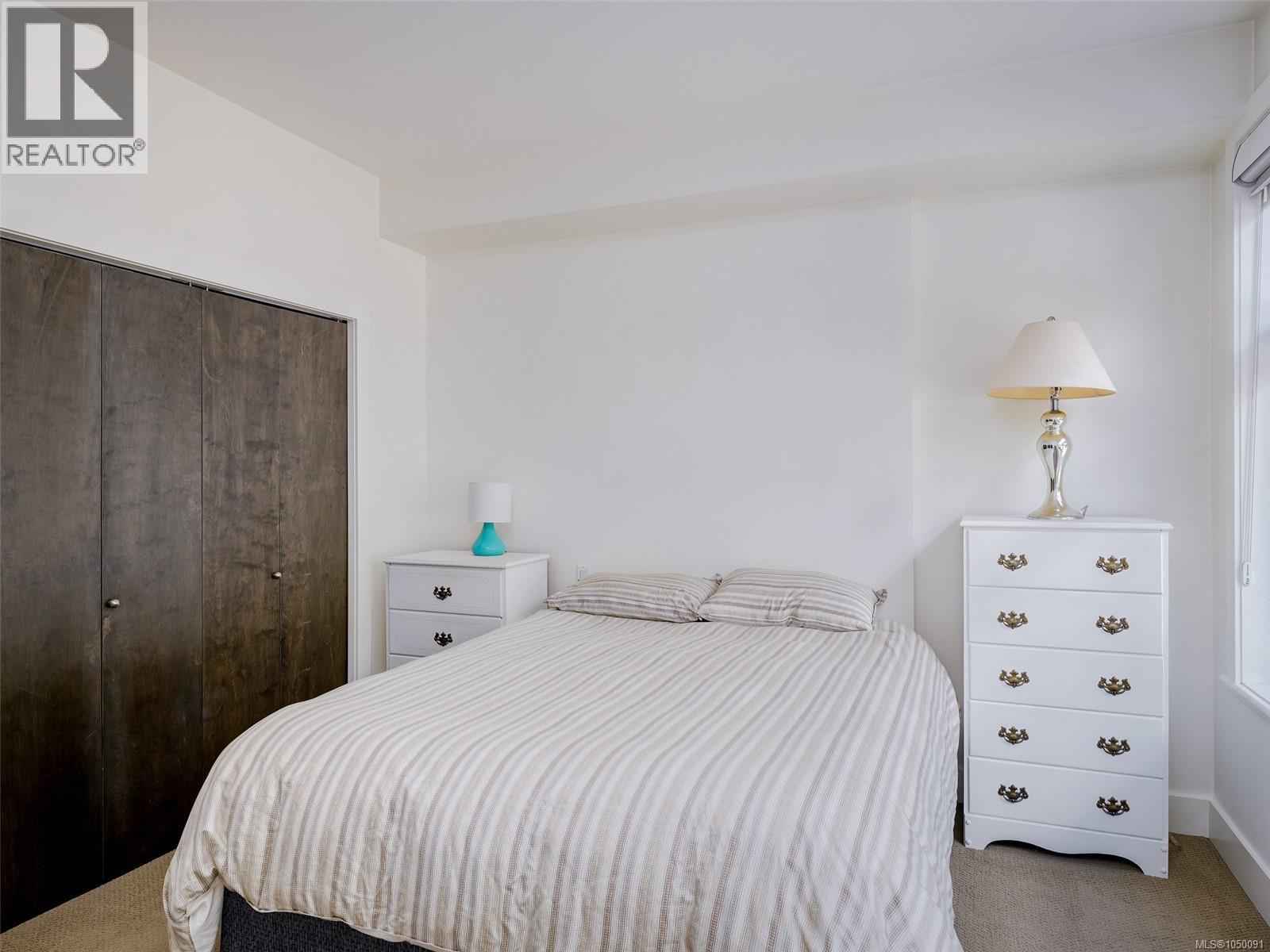 203 1022 Fort St Property Photo 14