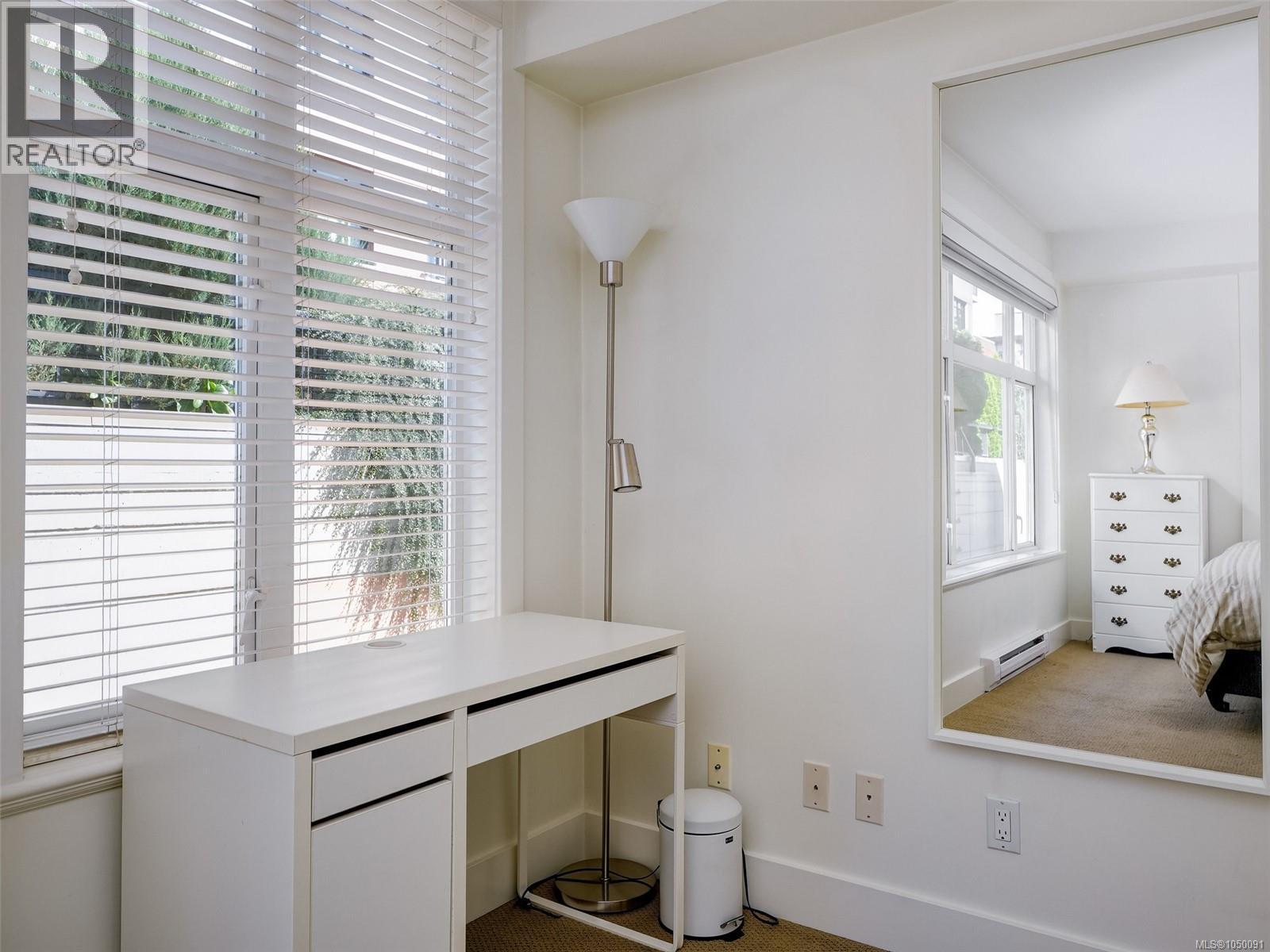 203 1022 Fort St Property Photo 17