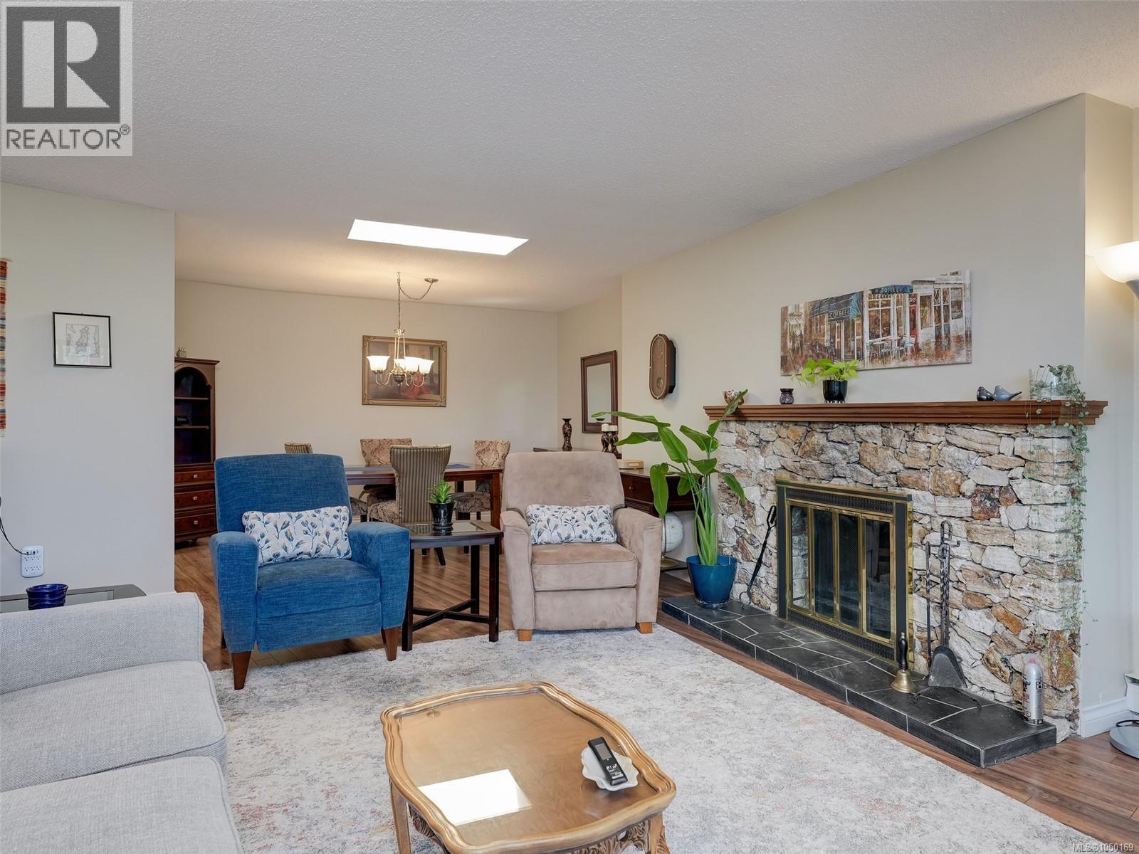 312 3962 Cedar Hill Rd Property Photo 4