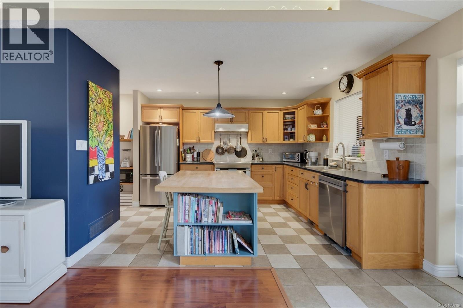 8102 Spinnaker Pl Property Photo 3