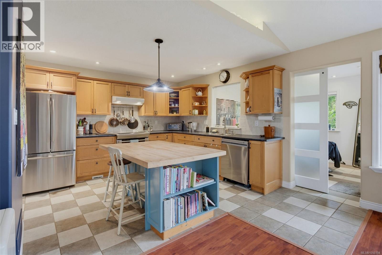 8102 Spinnaker Pl Property Photo 5
