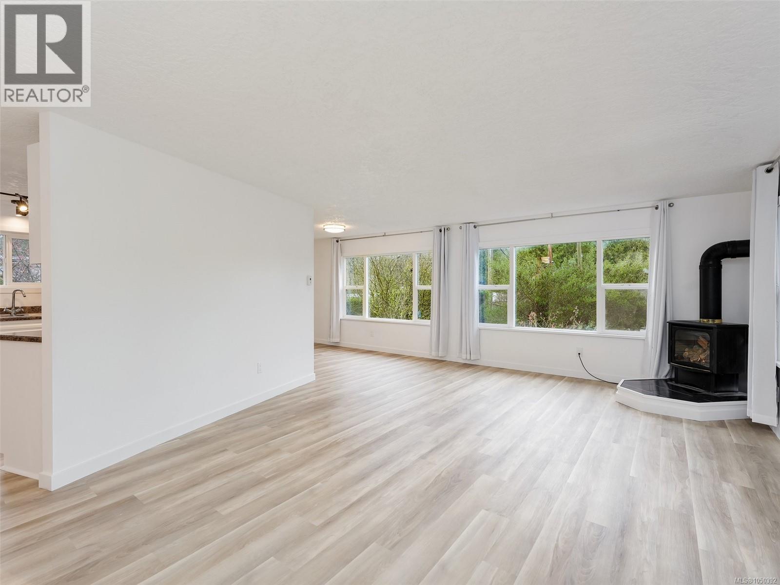 39 2587 Selwyn Rd Property Photo 6