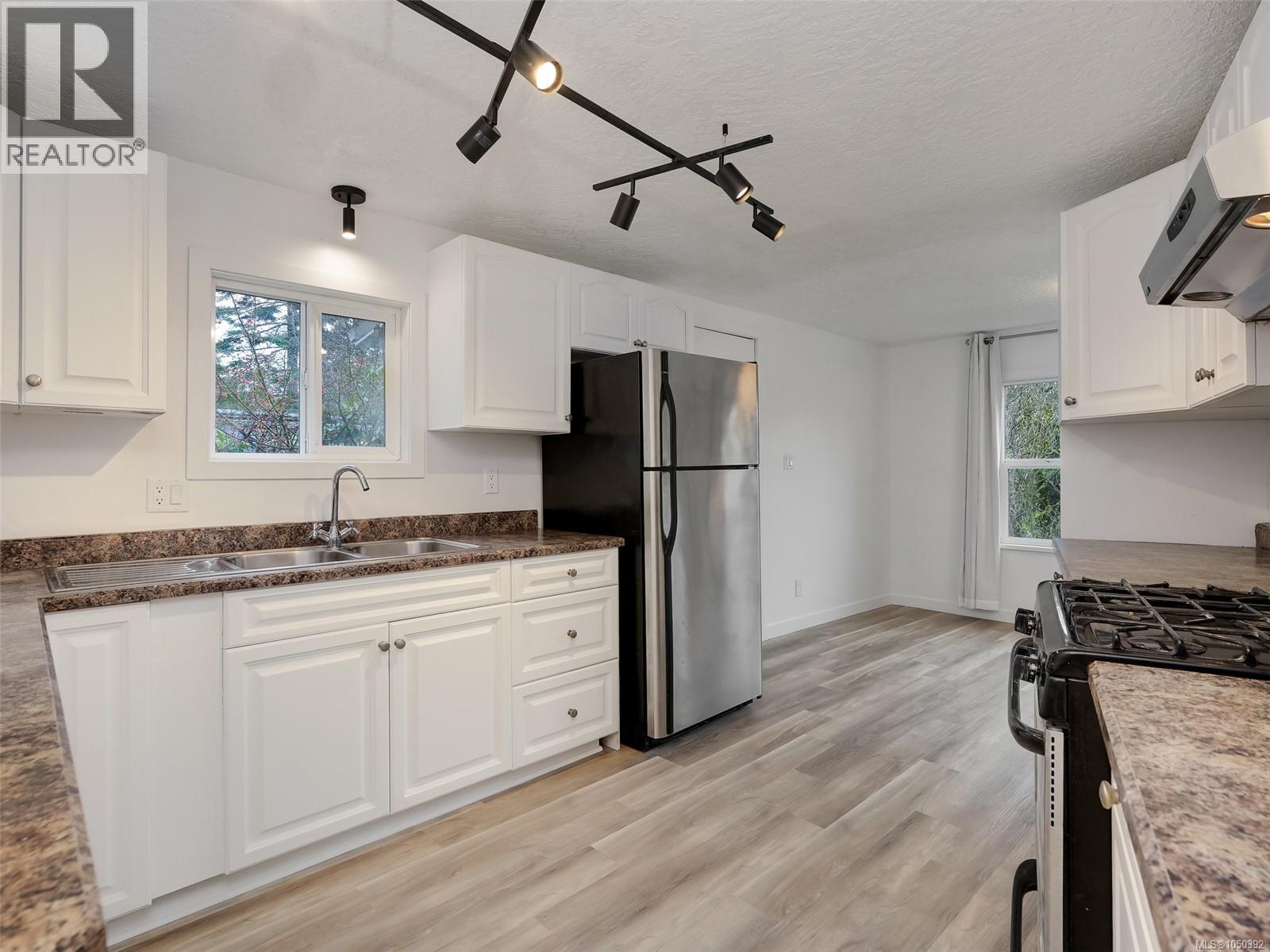 39 2587 Selwyn Rd Property Photo 12