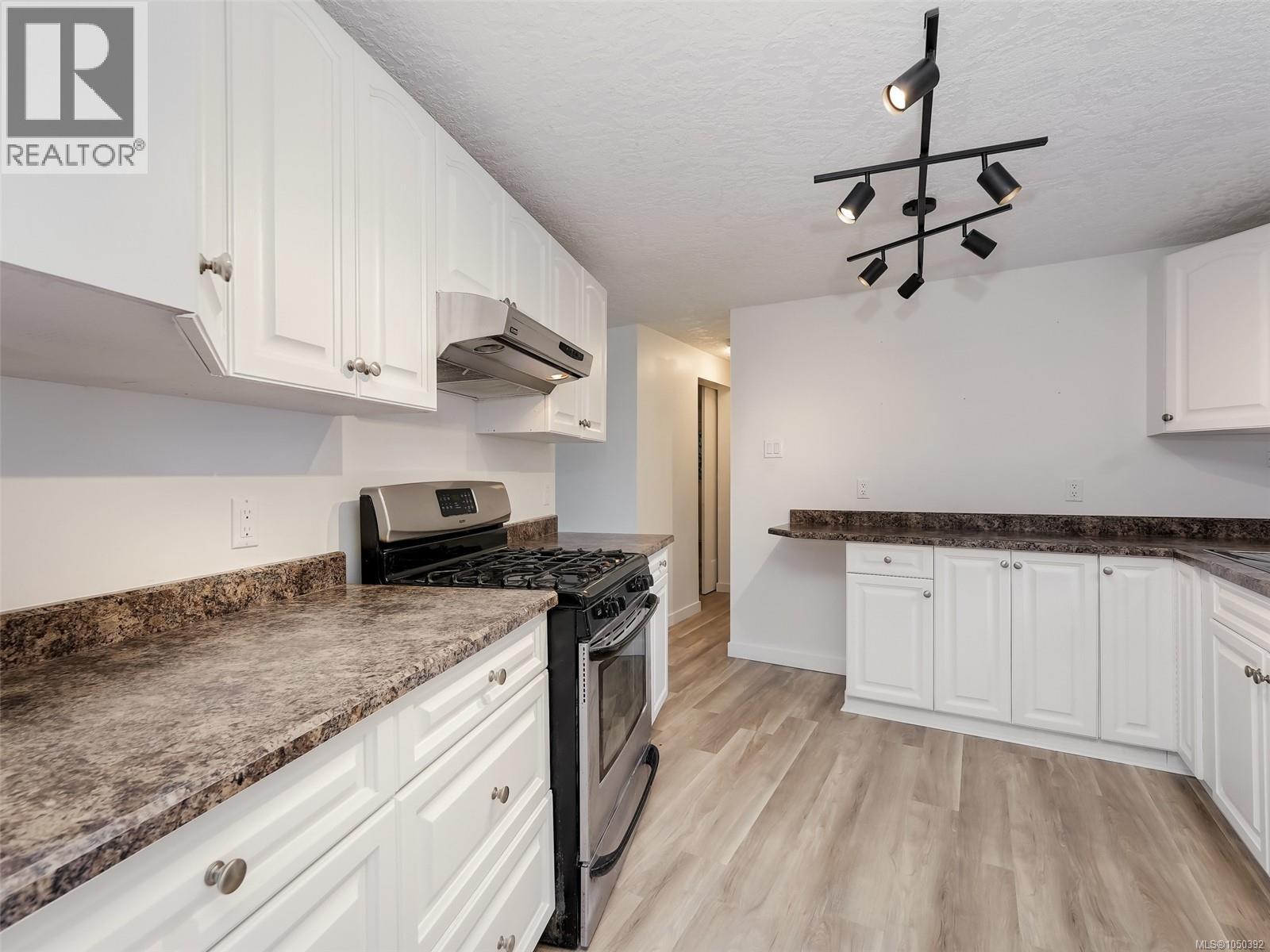 39 2587 Selwyn Rd Property Photo 13
