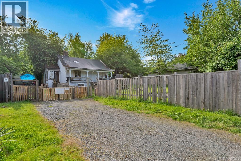 307 Holly Ave Property Photo 2