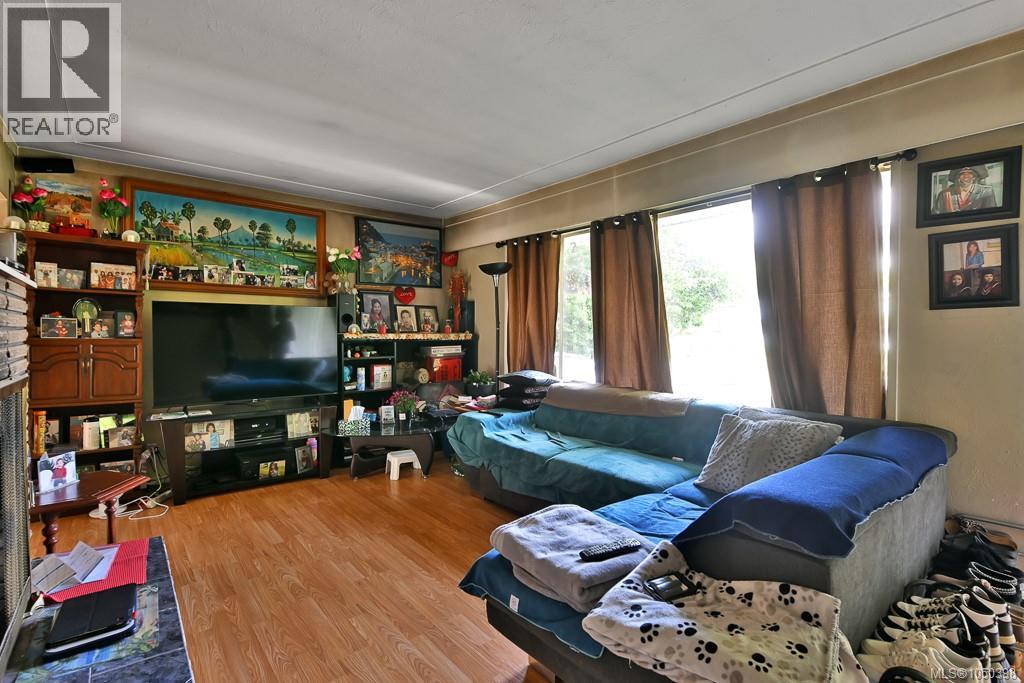 311 Holly Ave Property Photo 6