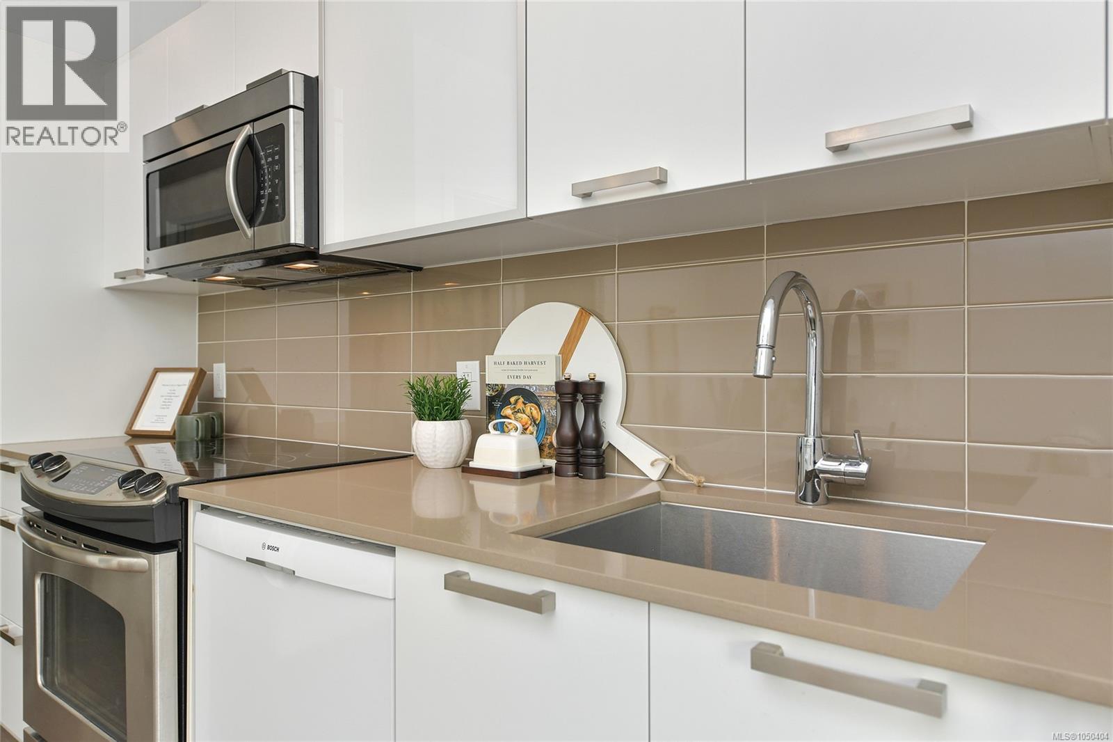 516 517 Fisgard St Property Photo 11