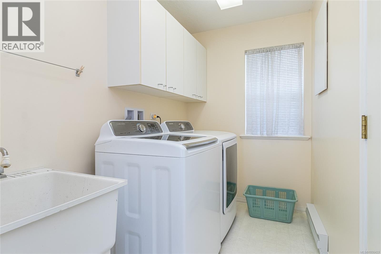 6033 Chippewa Rd Property Photo 22