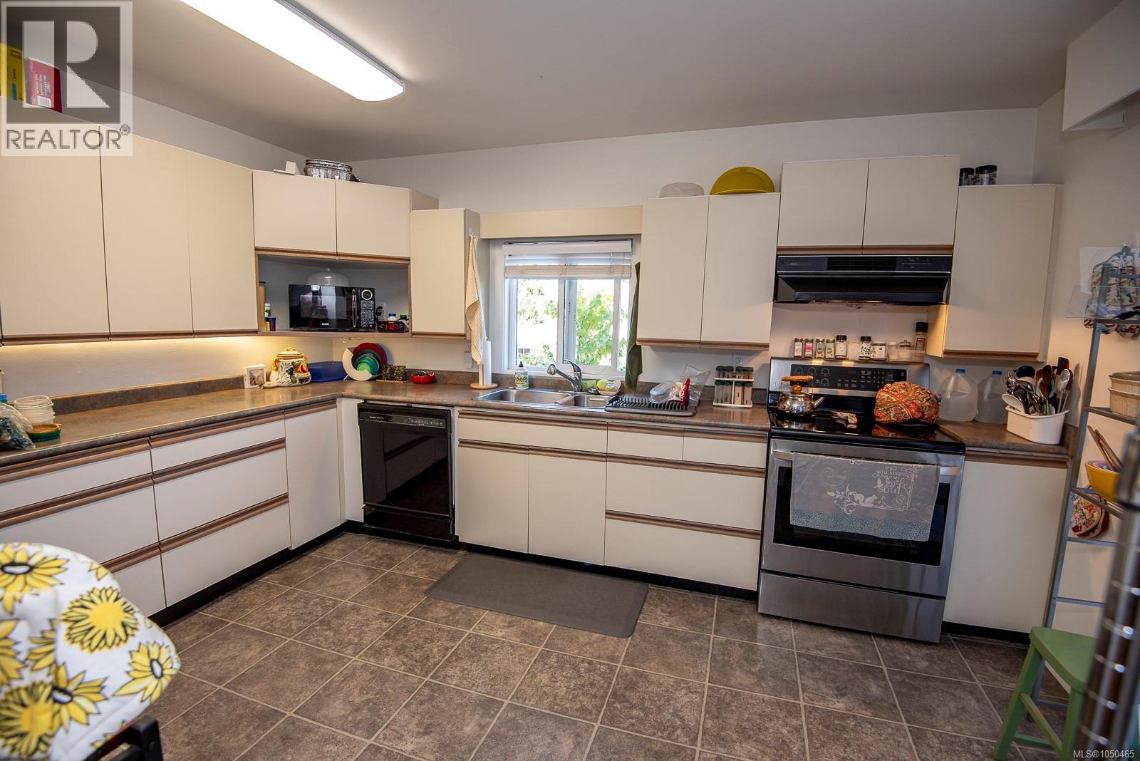 13 3060 Harriet Rd Property Photo 11