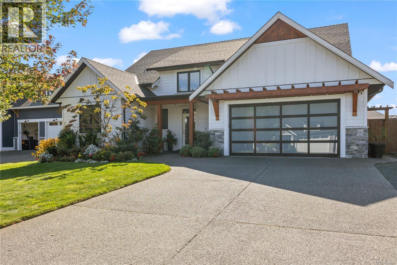 711 Salal St Property Photo 2