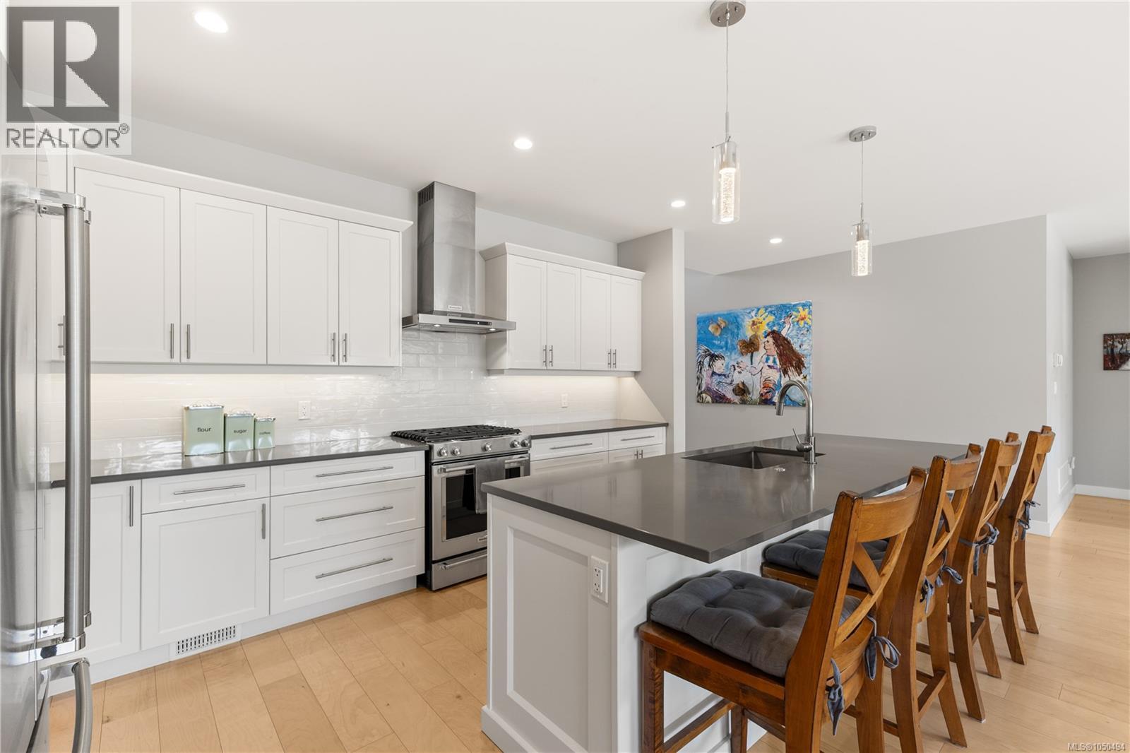 711 Salal St Property Photo 4