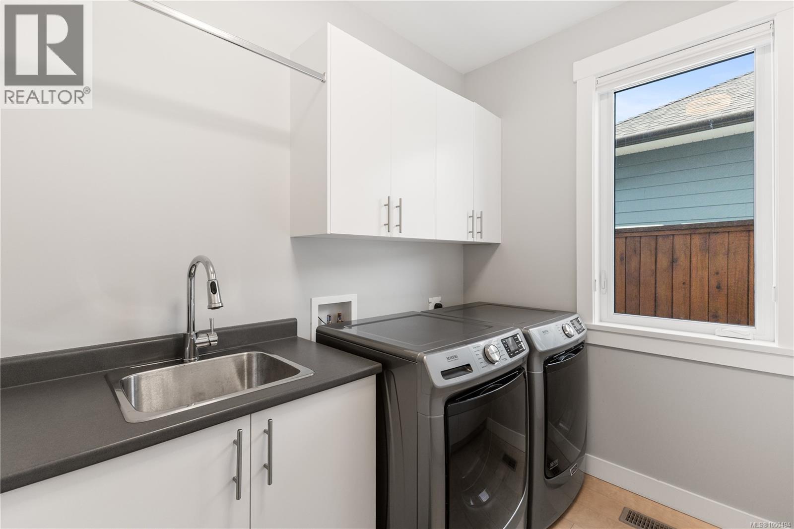 711 Salal St Property Photo 27