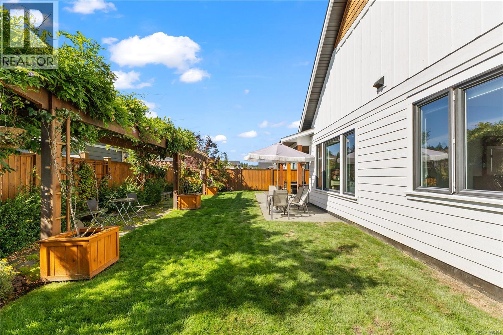 711 Salal St Property Photo 36