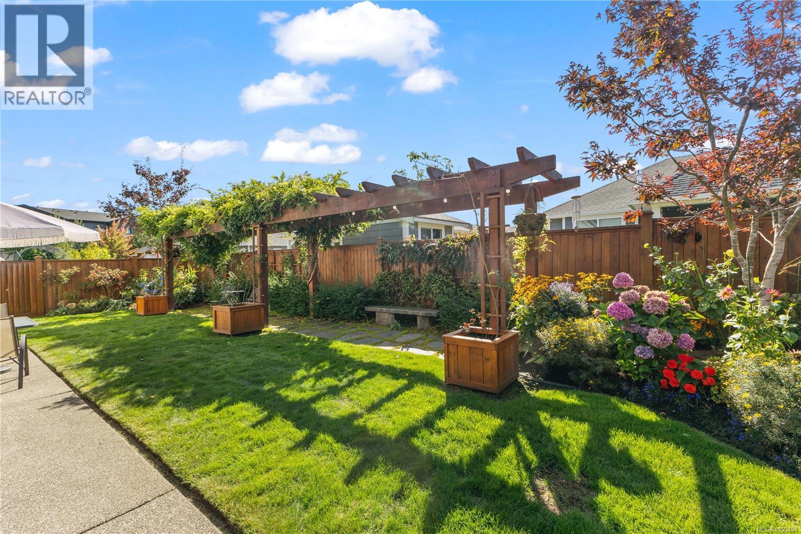 711 Salal St Property Photo 37