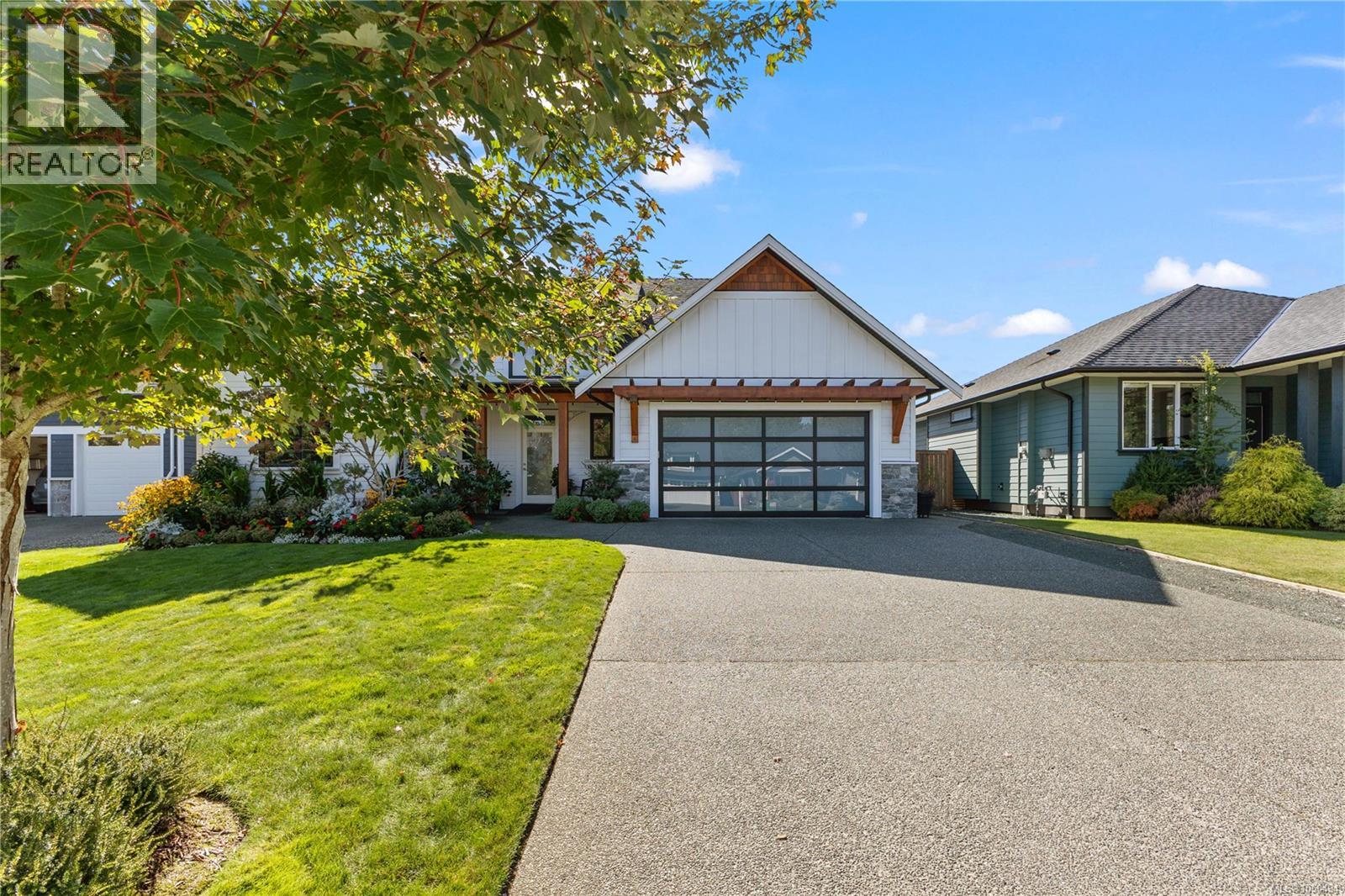 711 Salal St Property Photo 39