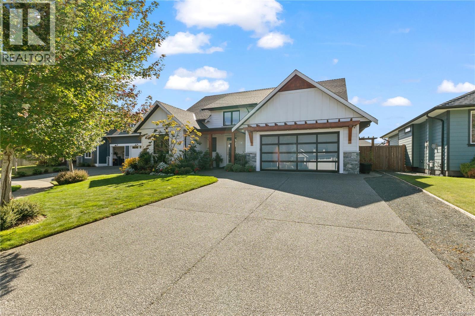 711 Salal St Property Photo 40