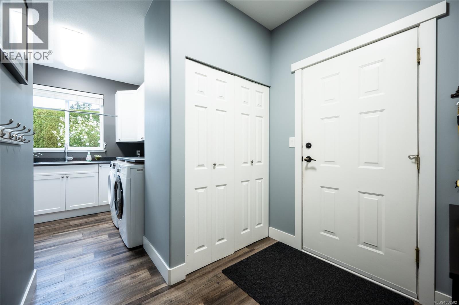 677 Windsor Pl Property Photo 25