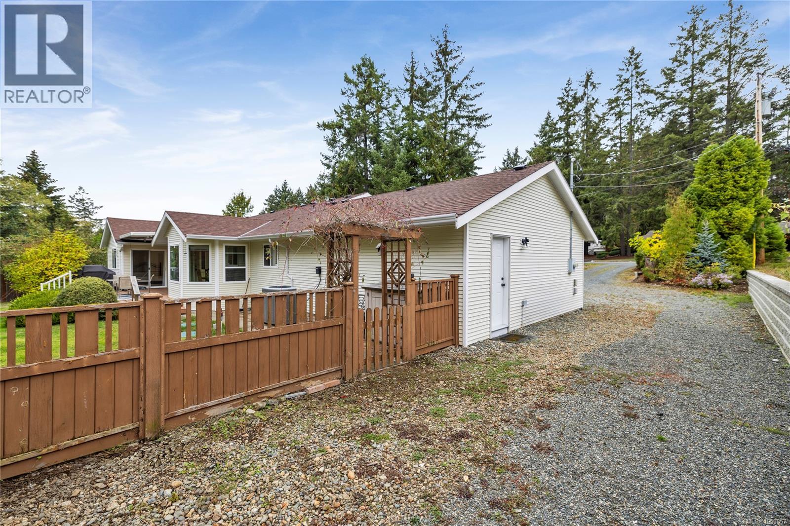 1730 Sangster Cres Property Photo 12