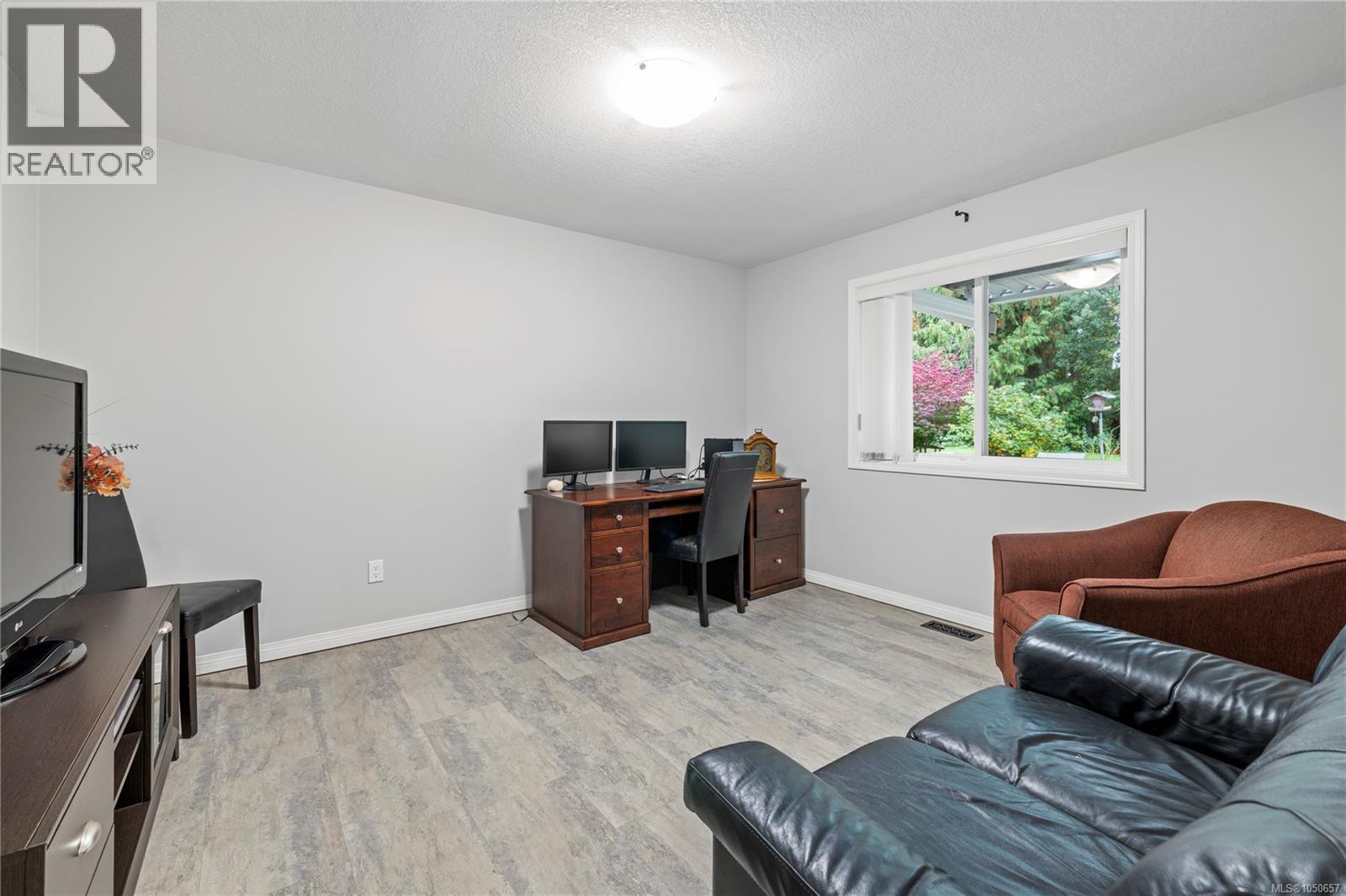 1730 Sangster Cres Property Photo 33