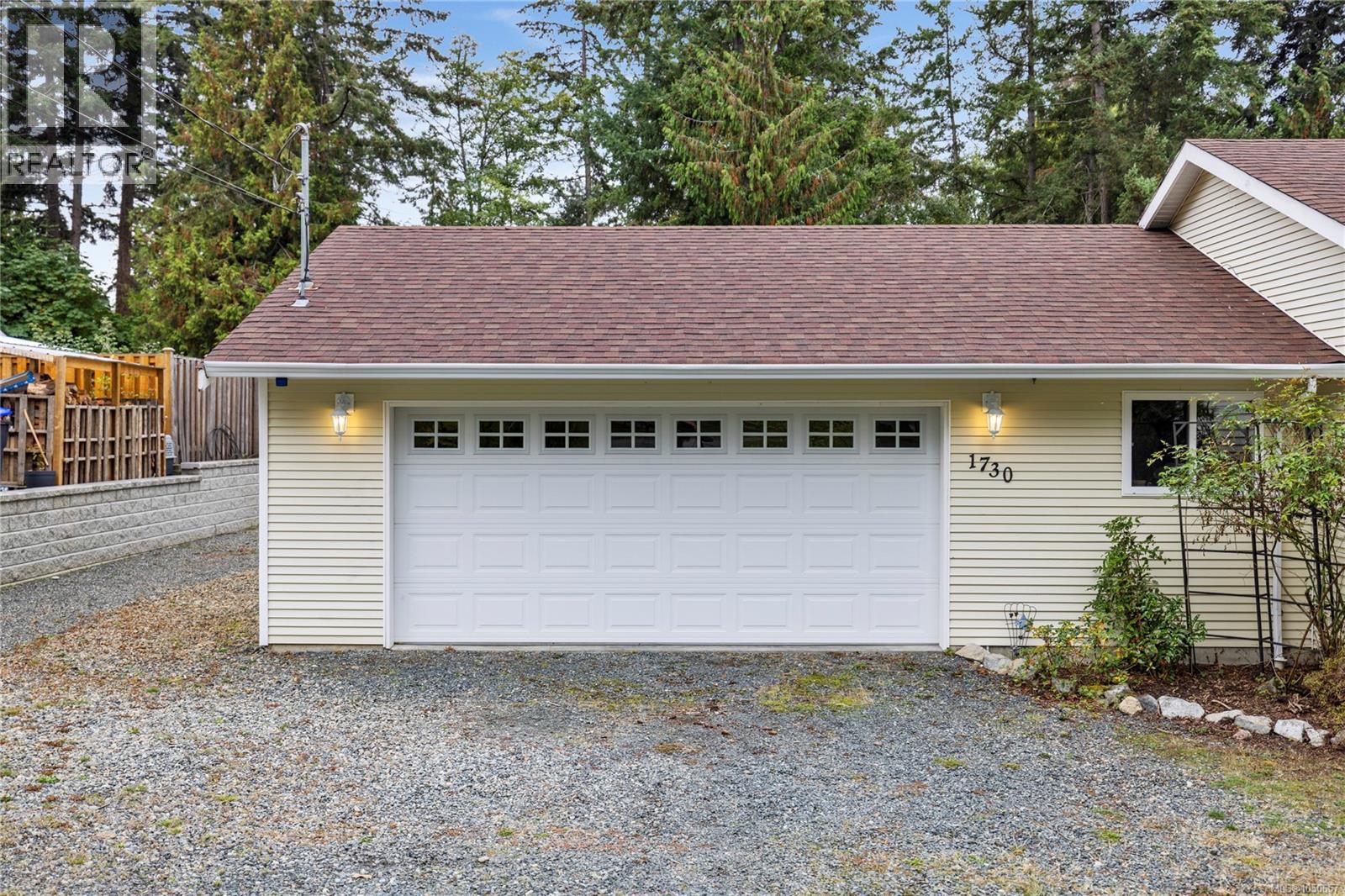 1730 Sangster Cres Property Photo 38