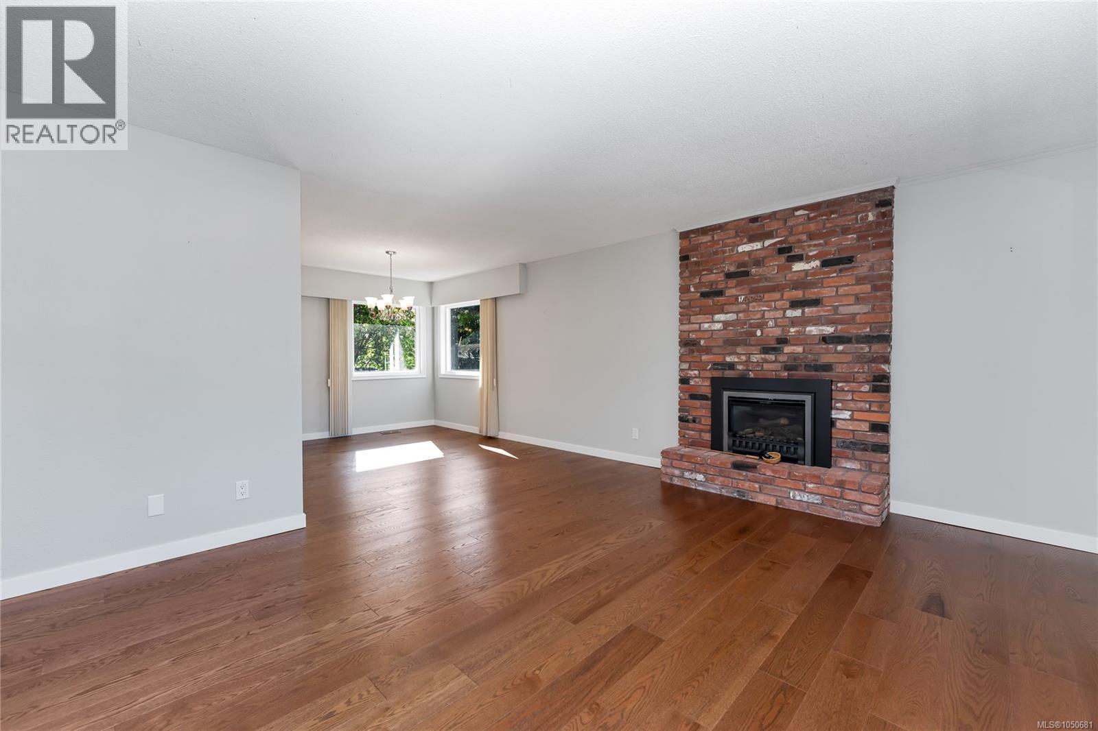 553 Acland Ave Property Photo 8