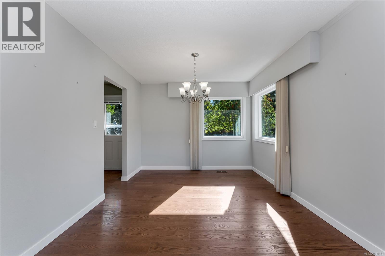 553 Acland Ave Property Photo 10