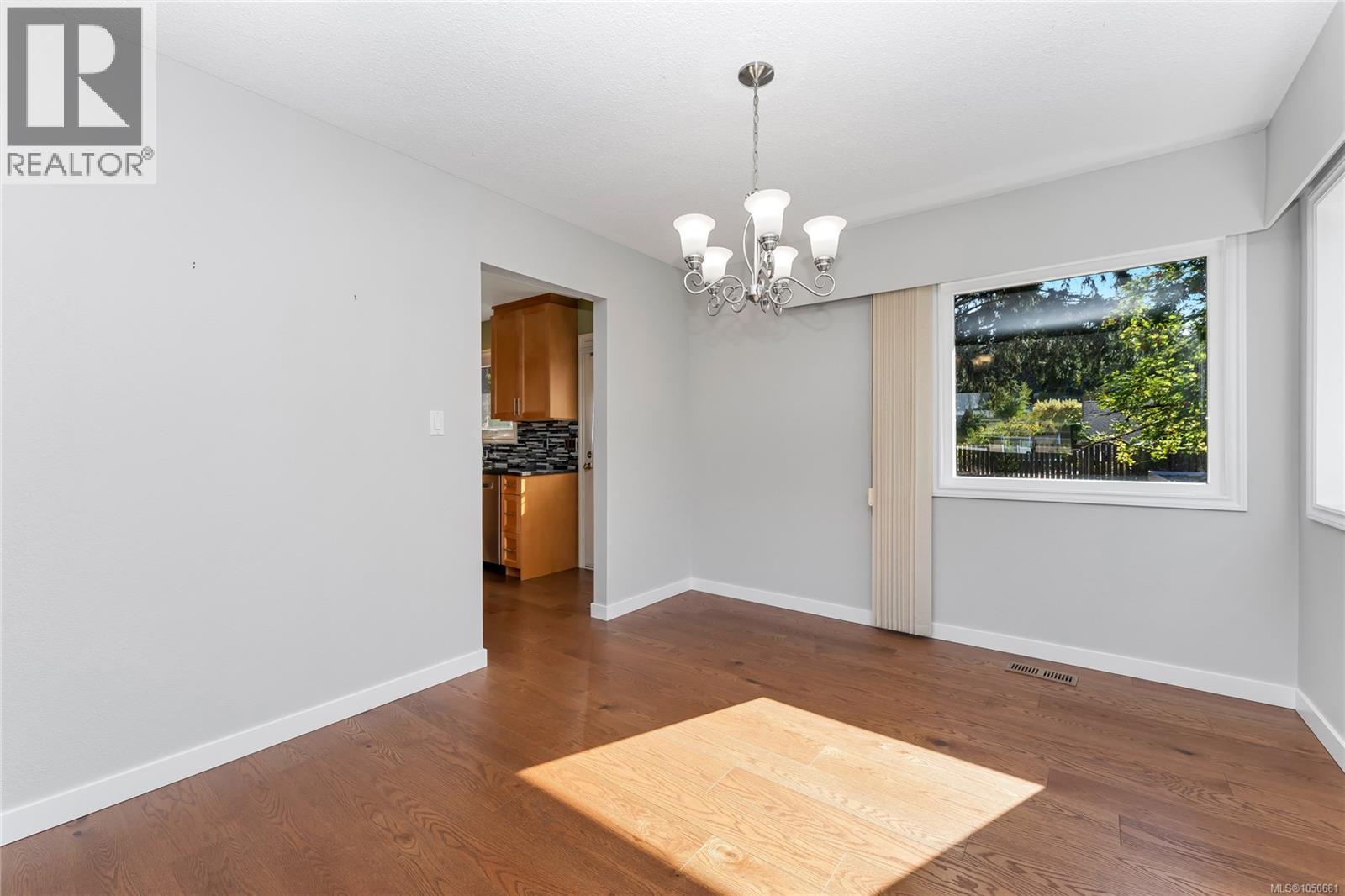 553 Acland Ave Property Photo 11