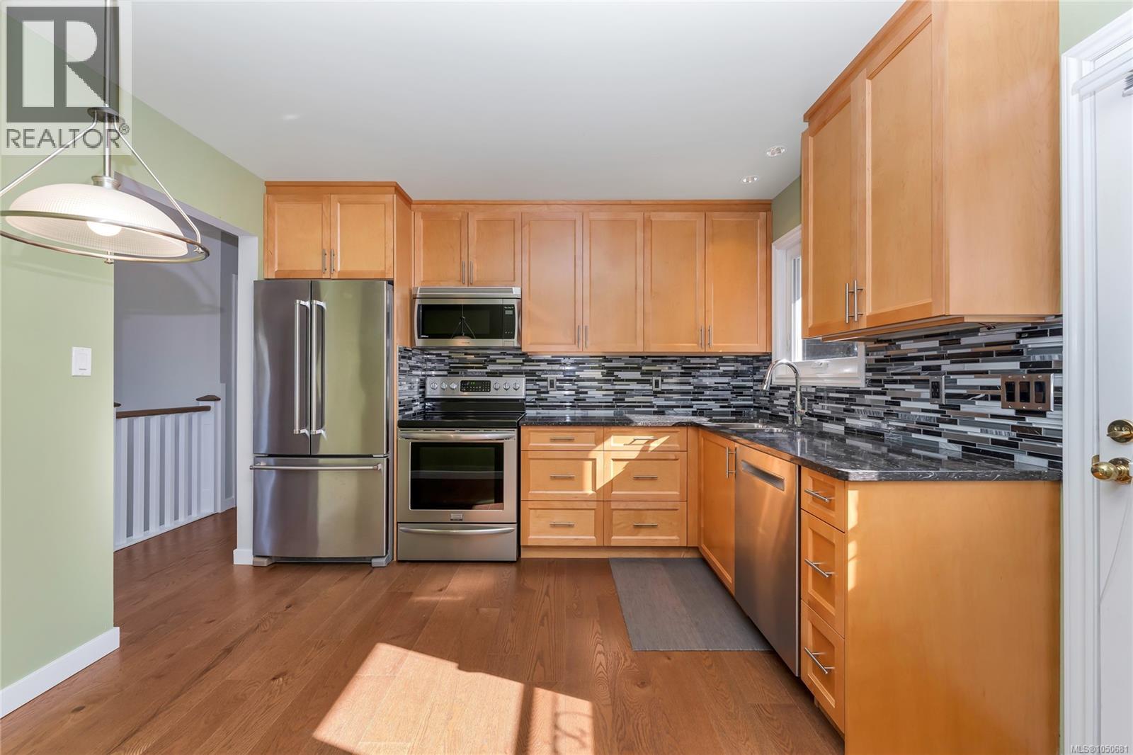 553 Acland Ave Property Photo 12