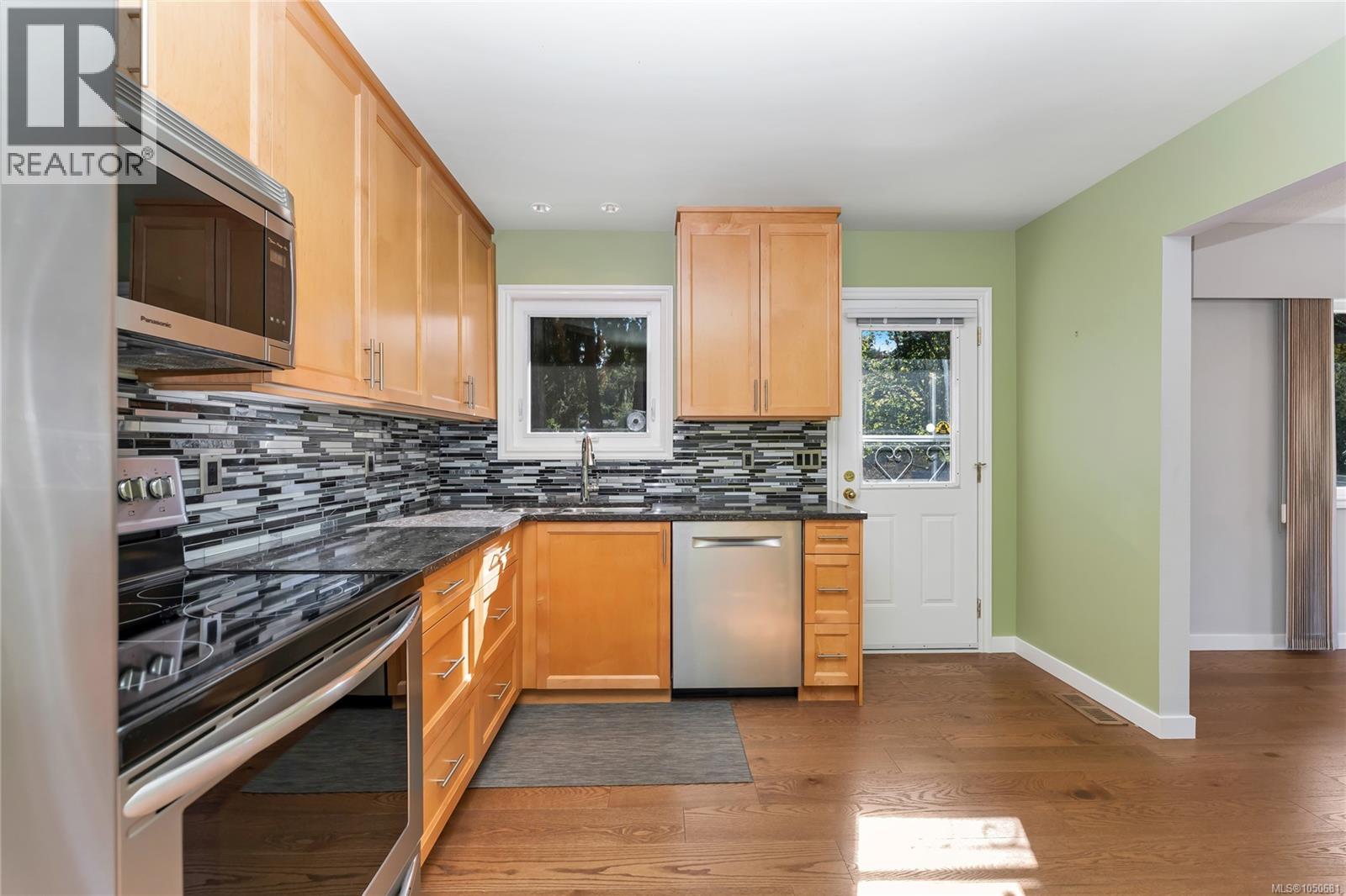 553 Acland Ave Property Photo 13