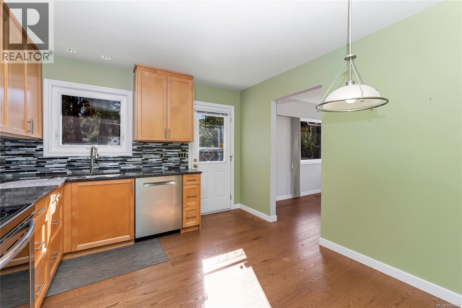 553 Acland Ave Property Photo 14