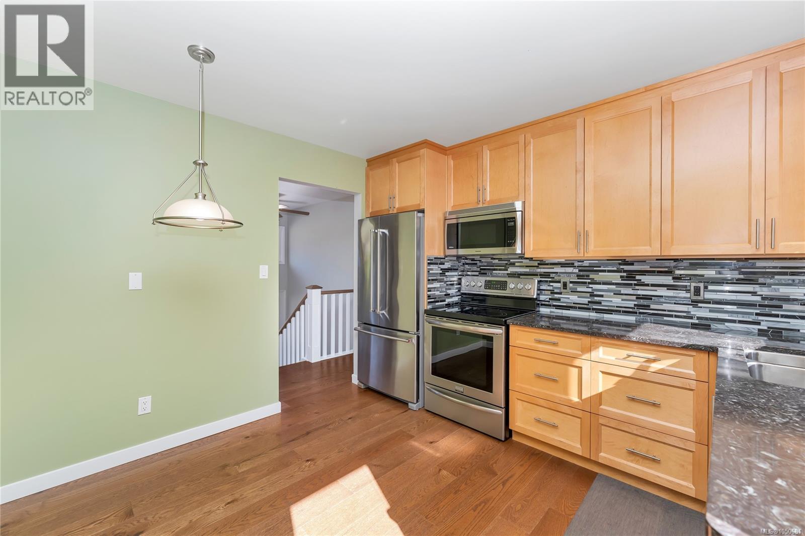553 Acland Ave Property Photo 15