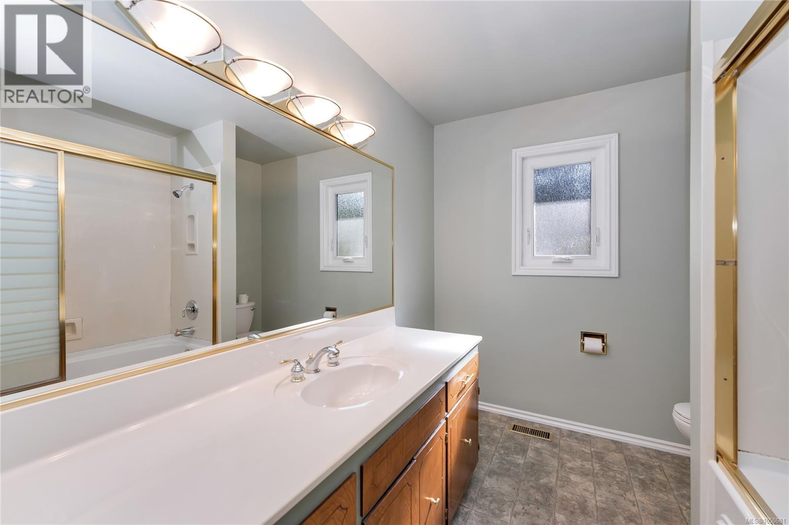553 Acland Ave Property Photo 23