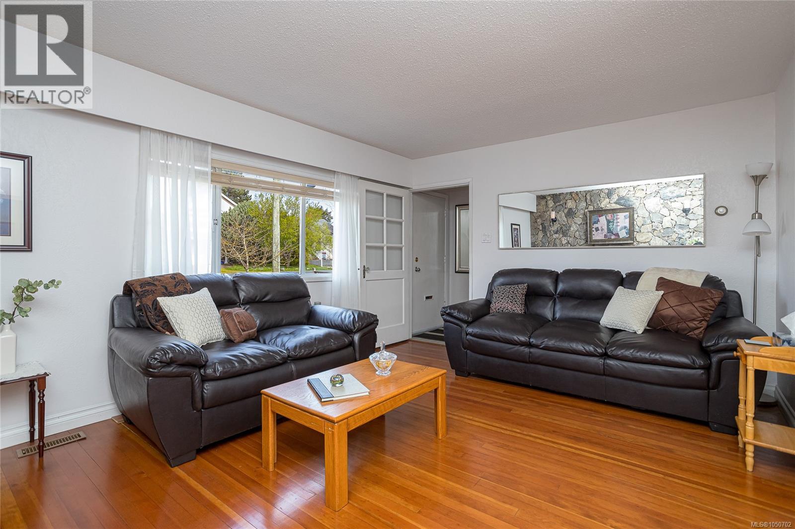 3155 Earl Grey St Property Photo 6