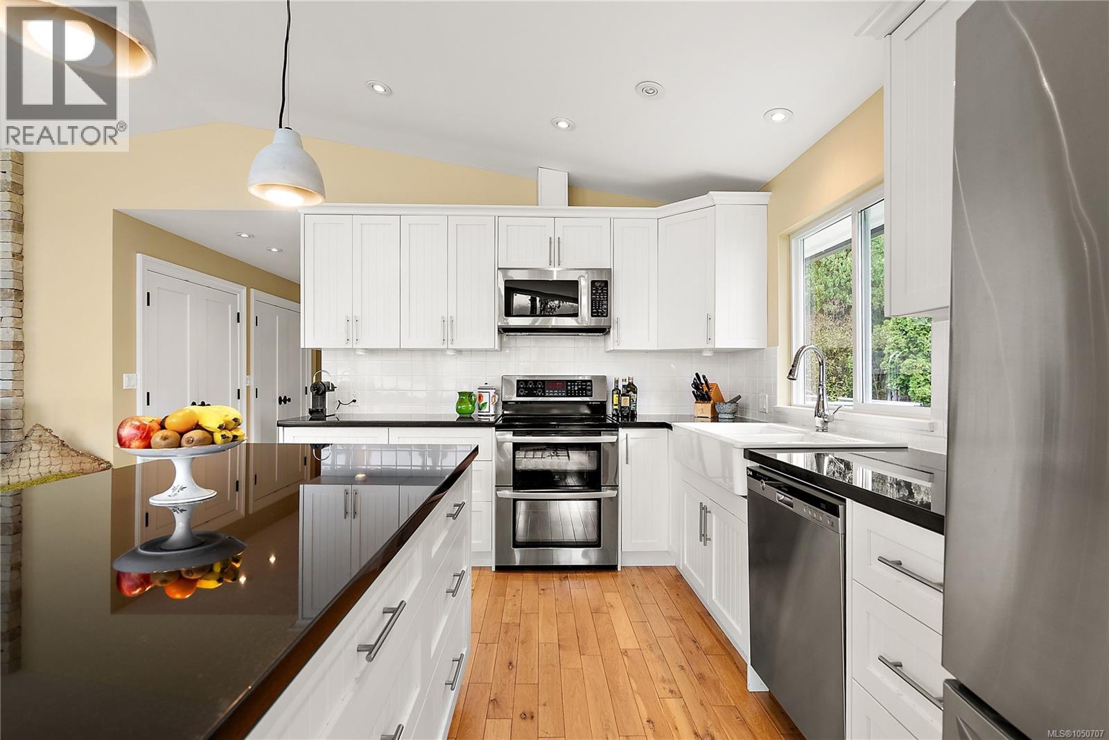 976 Lands End Rd Property Photo 12