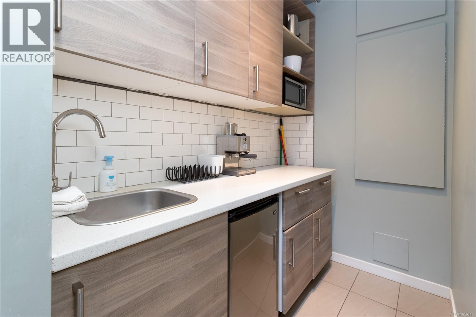 103 1090 Johnson St Property Photo 10