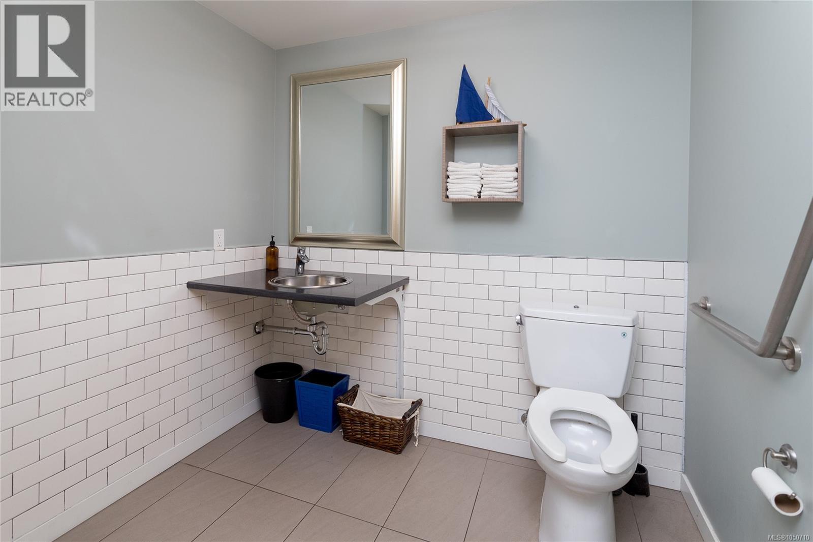 103 1090 Johnson St Property Photo 28