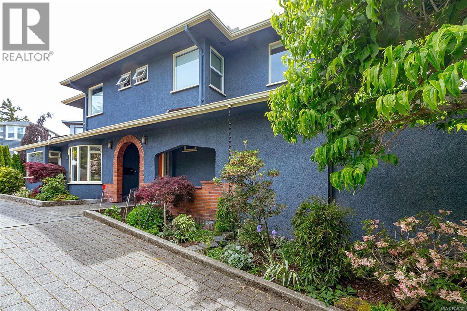 1 Briar Pl Property Photo 1